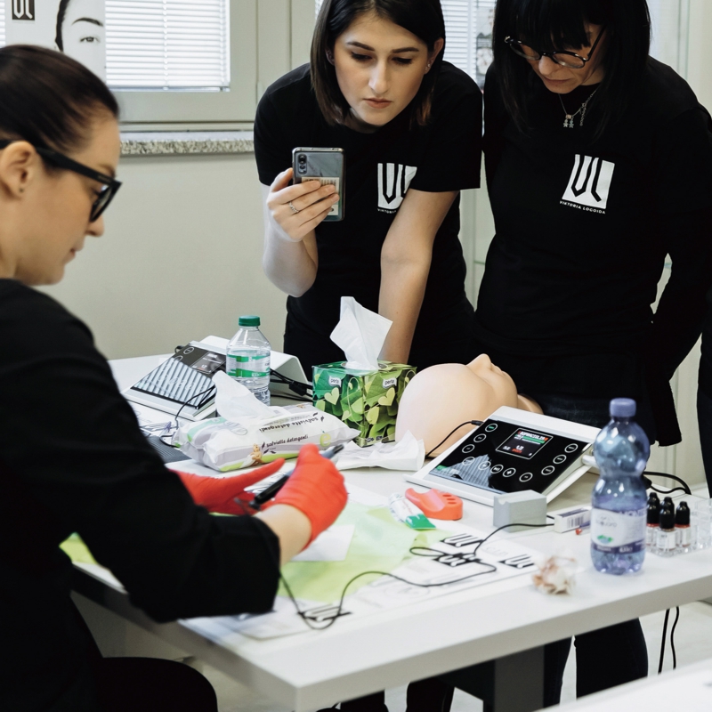 base inclinata rigida bianca appoggia machinario Dermatek - immagine 2